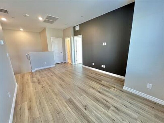 Building Photo - 3 Bedroom 2.5 Bathroom Townhome - Pet Friendly.