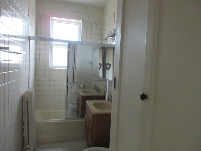 Building Photo - 3602 N Pine Grove Ave