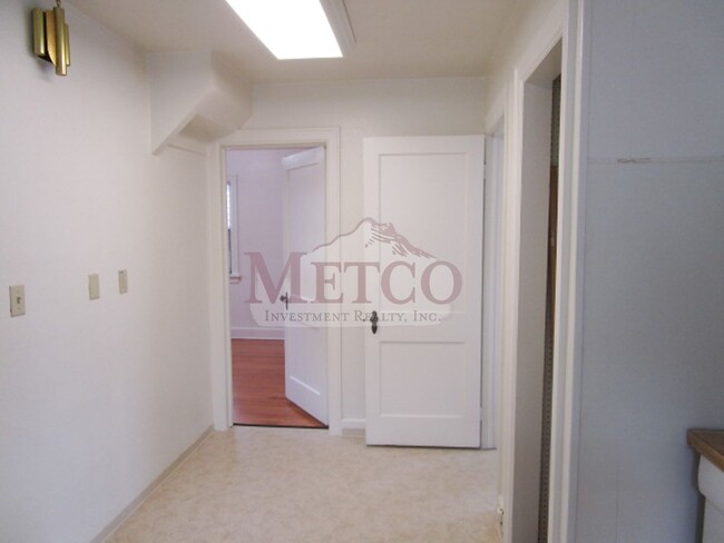 Building Photo - Fantastic 4 bedroom close to U of O