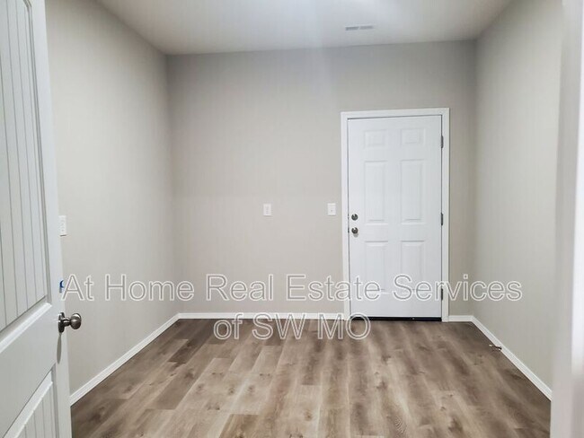 Building Photo - 624 S Southgate Dr