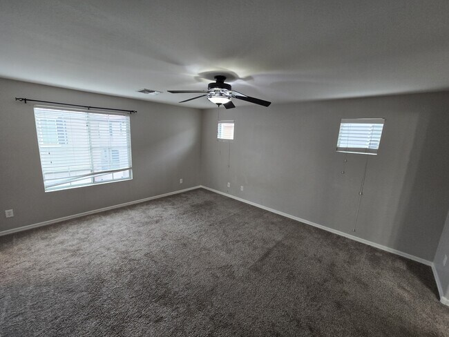 Building Photo - 950 S Wallrade Ln