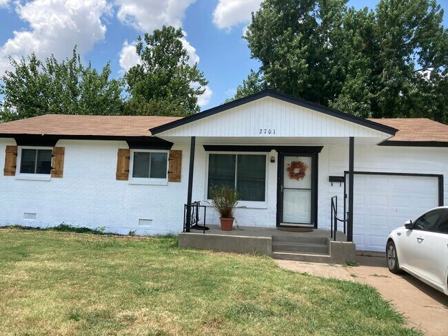 Building Photo - 2701 Queensbury Rd