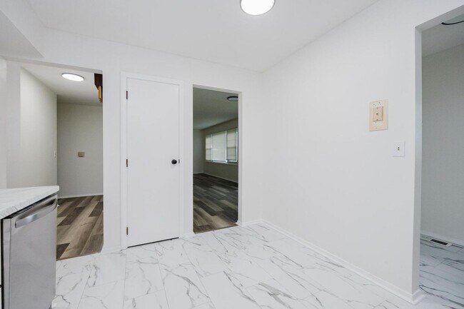 Building Photo - 2825 Hinde Ave