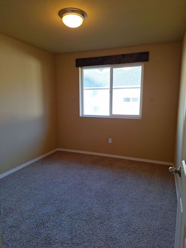 Building Photo - Central Valley Area - 2 Story Home (3Bed, 2.5 Bath)