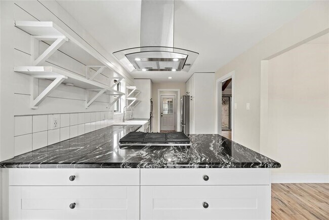 Building Photo - 2219 Briarview Dr