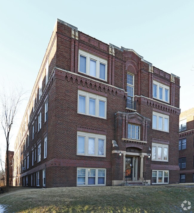 Building Photo - 610 Summit Apartments