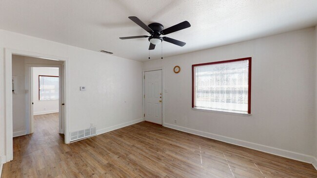 Building Photo - HUGE PRICE IMPROVEMENT $995!!!!