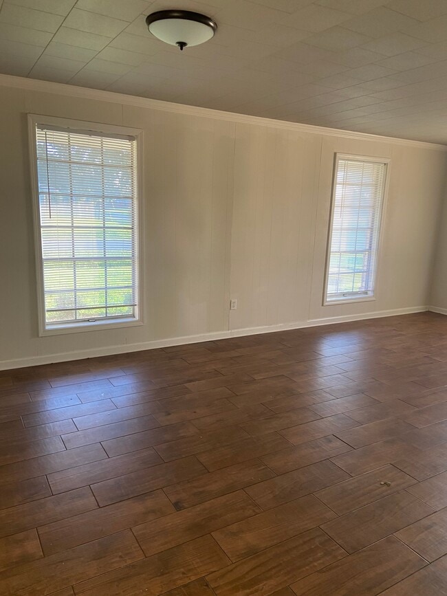 Building Photo - 101 Greenlawn Pl