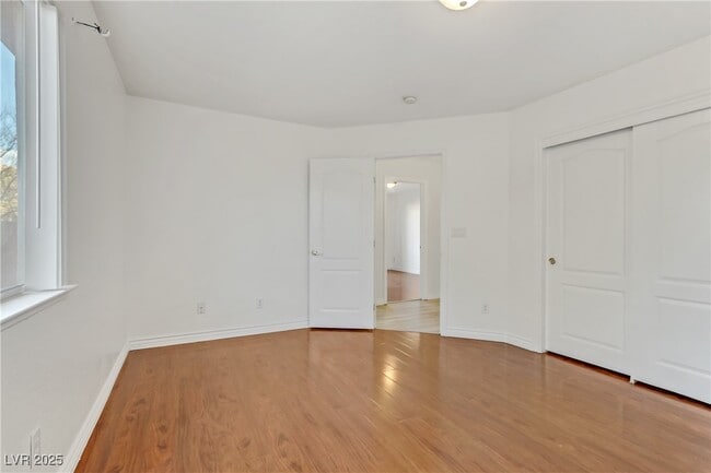 Building Photo - 7215 N Buttons Ridge Dr