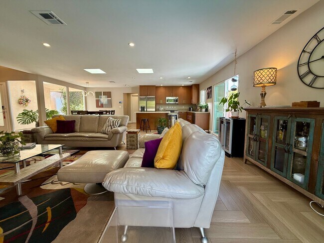 Building Photo - Luxury Furnished 4 Bedroom Home with Pool ...