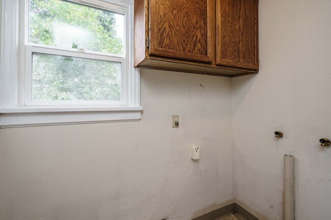 Building Photo - 1 Bedroom 1 Bath with Detached Garage