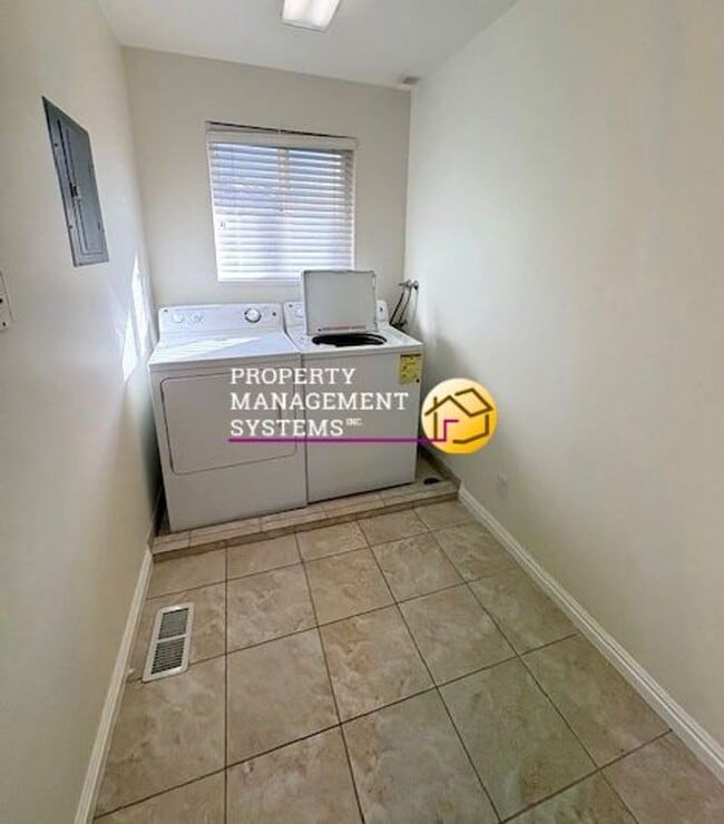 Building Photo - 5 Bedroom Home in Draper!