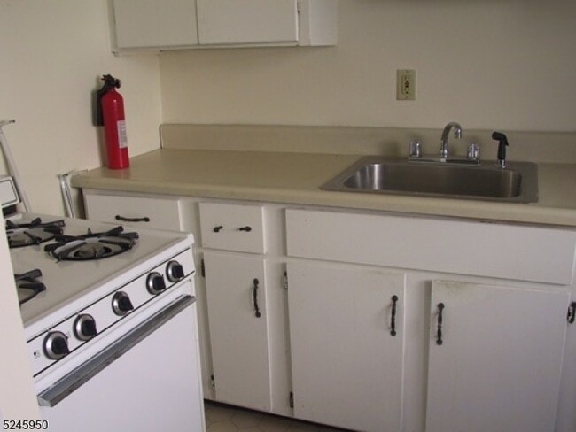 Building Photo - 204 Spruce St