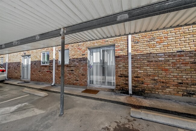 Building Photo - 2201 Fountain View Dr