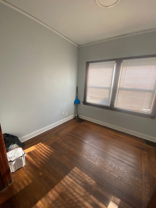 Building Photo - Two Bedroom in Cincinnati!
