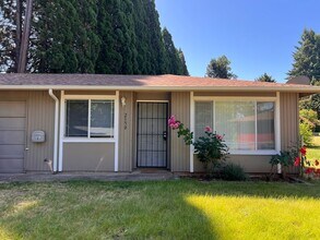 Building Photo - 2BD/1BA DUPLEX W/ GARAGE &YARD IN SALEM