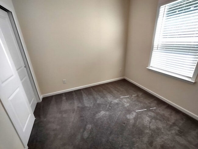 Building Photo - Beautiful Home located in the Starmount Co...