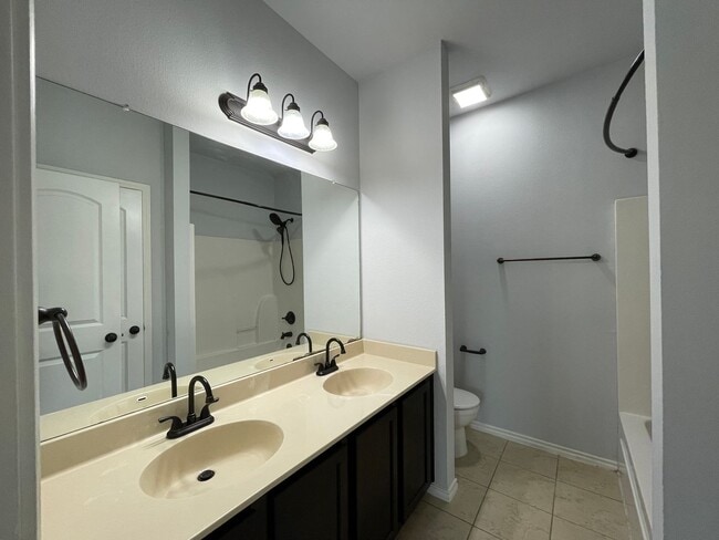 Building Photo - Single story townhome for rent