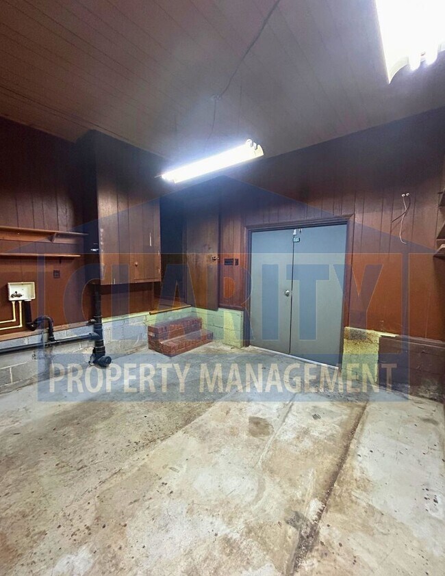 Building Photo - Charming two story home with garage and large yard!