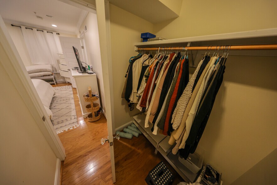 Building Photo - 1803 Beacon St