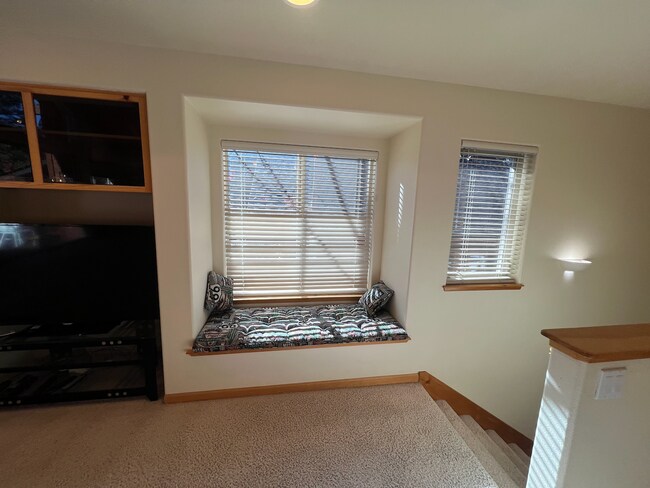 Building Photo - Low Elevation Home Steps From Championship Golf Course