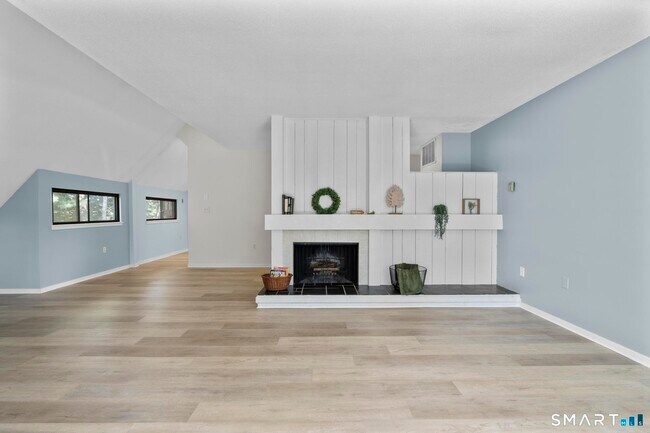 Building Photo - 43 Great Meadow Ln