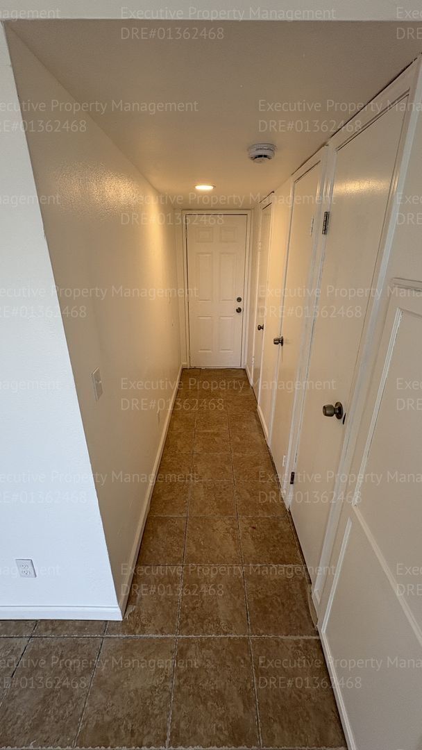 Building Photo - 2 bedroom 1.5 bathroom townhome (Move In Special Available OAC)