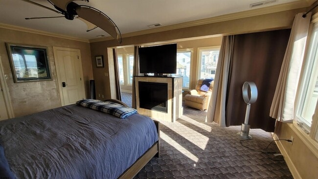 Building Photo - 104 S Avolyn Ave