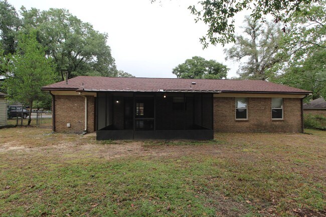 Building Photo - 4BR Ranch-Style Home off Olive Rd – Fenced Yard & Garage – Available 2/2