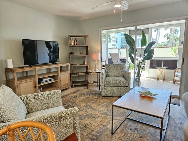 Building Photo - Seasonal Short-Term Townhouse on Venice Island close to Venice Beach!