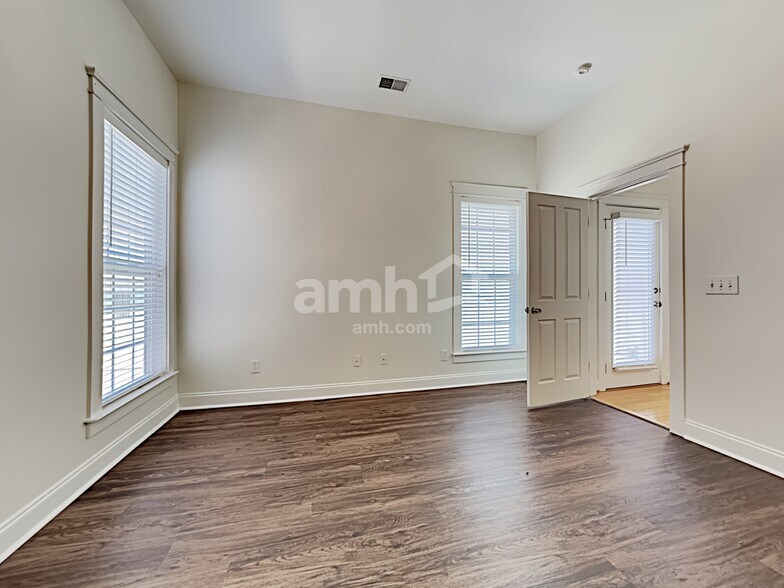 Building Photo - 206 Hydrangea St