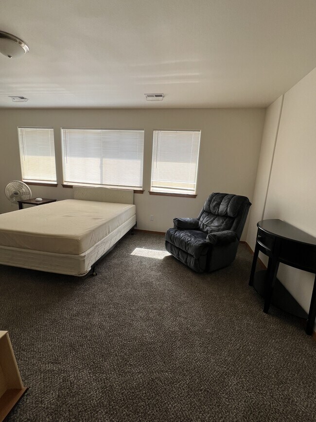 Building Photo - 1310 S Skyline Dr