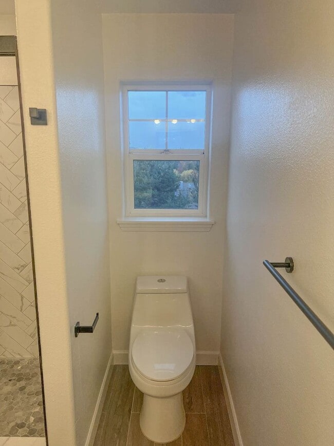 Building Photo - Beautiful West Linn Home in a Quiet, Desirable Neighborhood