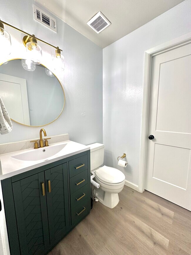 Building Photo - 602 Lakeview Cir SE