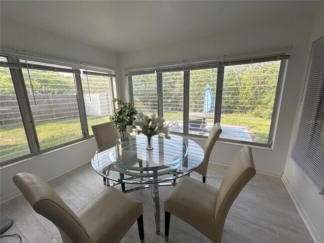 Building Photo - 7313 Royal Palm Dr