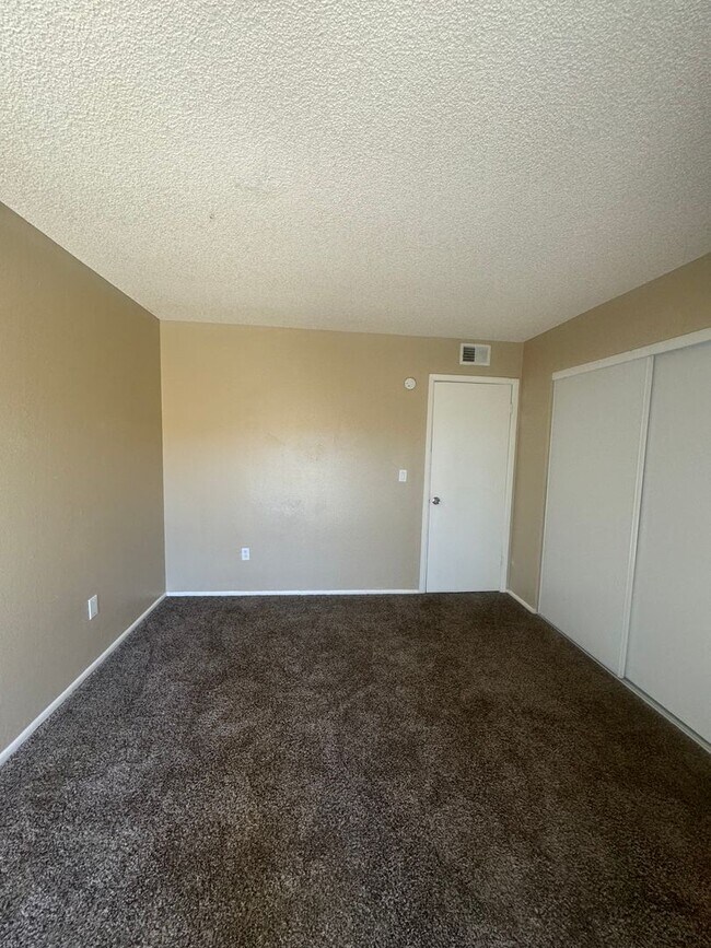 Building Photo - 2 BEDROOM UNIT IN CACTUS FLATS IN GLENDALE