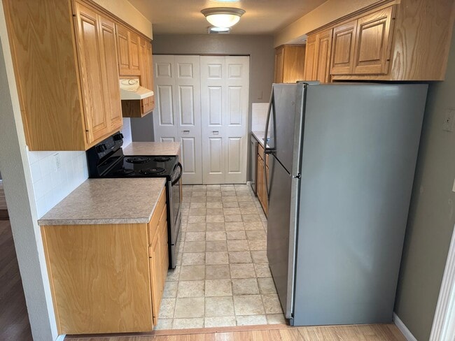 Building Photo - 2-bedroom/1 bathroom duplex with garage and shed!