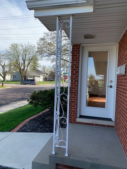 Building Photo - 108 S Maple Ave