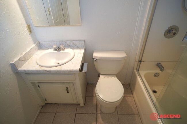 Building Photo - Charming home is Oildale!