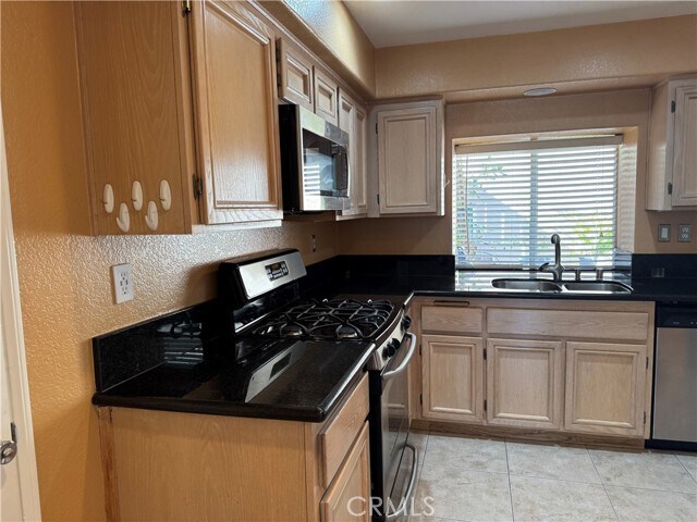 Building Photo - 13 Channel Island St