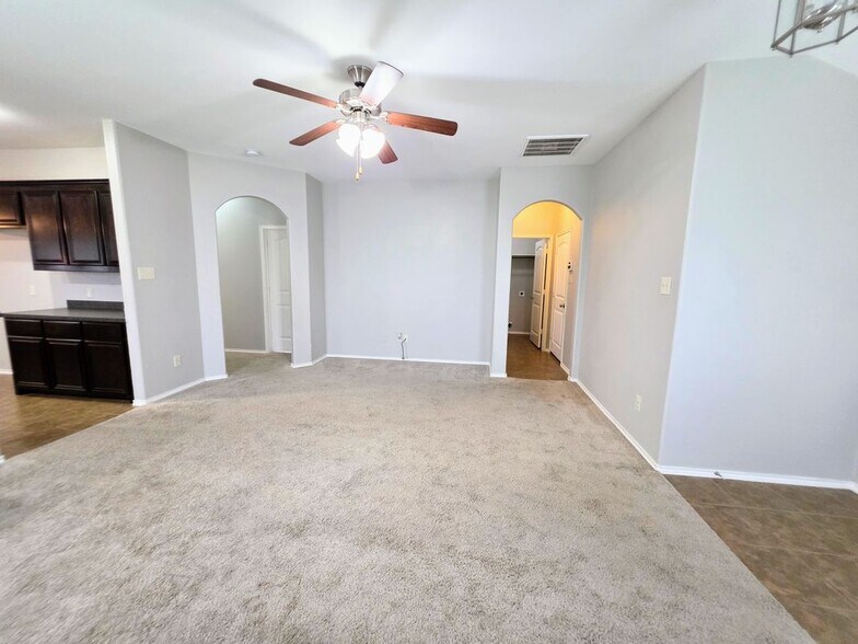 Building Photo - 1809 Rodeo Dr