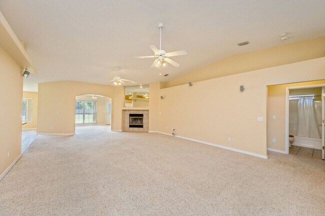 Building Photo - Spacious Home in Navarre!