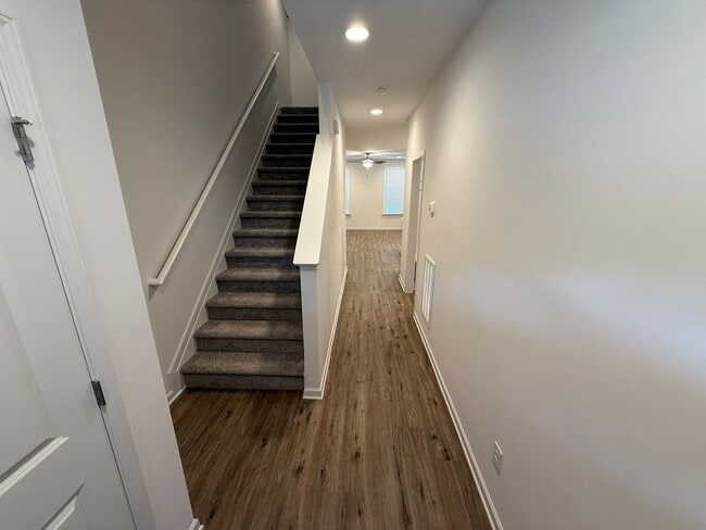 Building Photo - Brand New Townhome Minutes from uptown Cha...