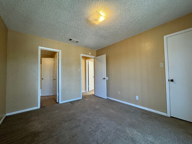 Building Photo - 3008 Chaucer Dr