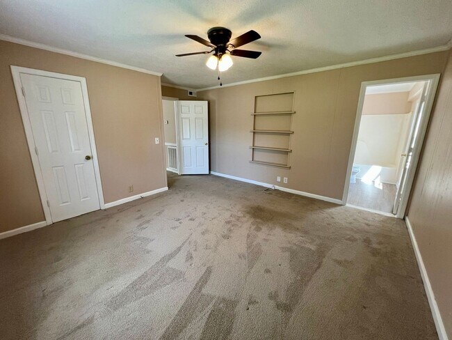 Building Photo - 2563 Carriage Dr