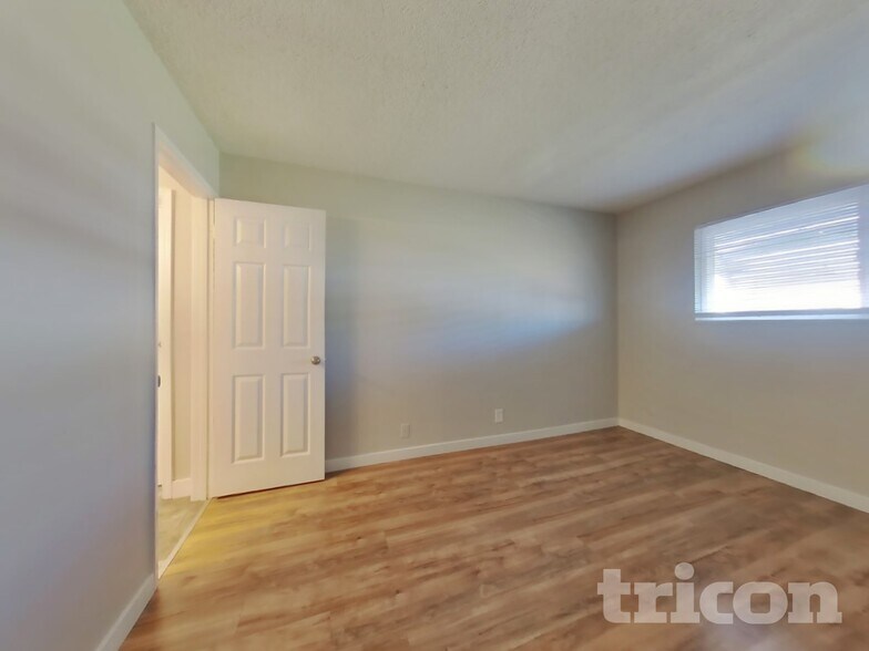 Building Photo - 402 E Pacific Ave