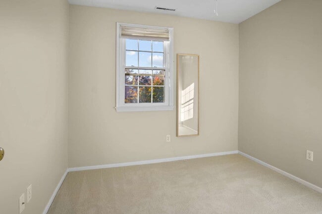 Building Photo - Charming Townhouse: Your New Home Awaits!