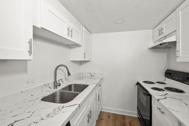 Building Photo - Richmond/Amanda west of Fondren, Classic, beautifully maintained, 2nd floor condominium offers 2 ...