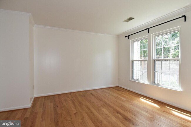 Building Photo - 5987 Edgehill Ct