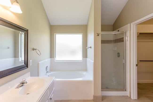 Building Photo - 226 Village Crest Dr